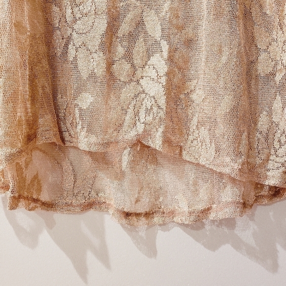 Romeo & Juliet Couture Gold Lace Top - Picture 4 of 7